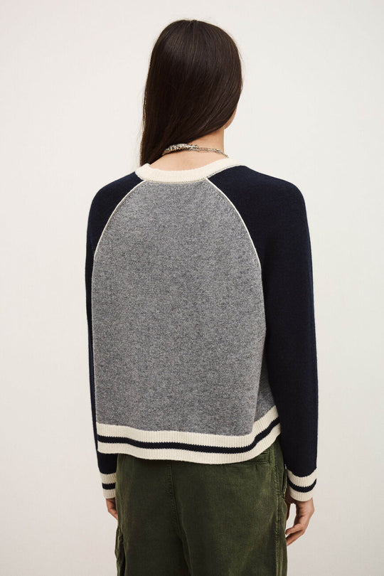 ba&sh Collette Jumper i navy – cashmere strik med raglanærmer og grafisk brystprint.