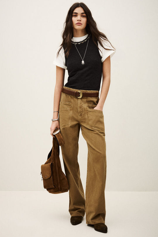 ba&sh Fima Pants i camel – løstsiddende bukser med lige ben, elastisk talje med snøre samt paspolerede forlommer og påsyede baglommer i bæredygtig bomuld/hør-kvalitet.
