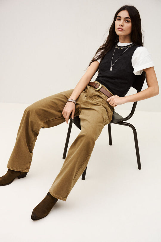 ba&sh Fima Pants i camel – løstsiddende bukser med lige ben, elastisk talje med snøre samt paspolerede forlommer og påsyede baglommer i bæredygtig bomuld/hør-kvalitet.
