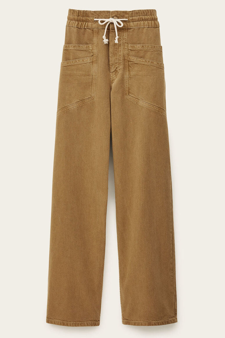 ba&sh Fima Pants i camel – løstsiddende bukser med lige ben, elastisk talje med snøre samt paspolerede forlommer og påsyede baglommer i bæredygtig bomuld/hør-kvalitet.
