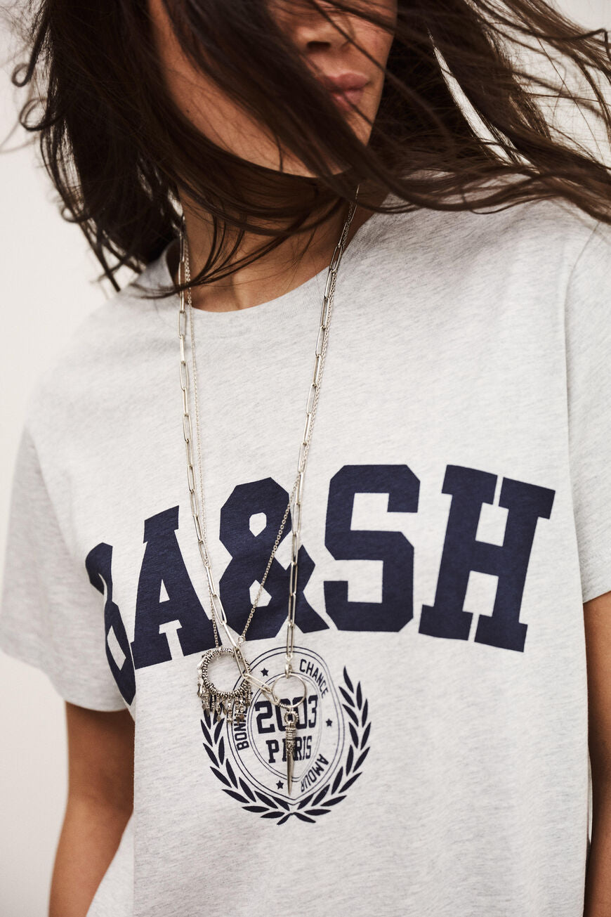 ba&sh Ioni T-shirt i økologisk bomuld med croppet pasform og sporty logo-print i college-stil. 