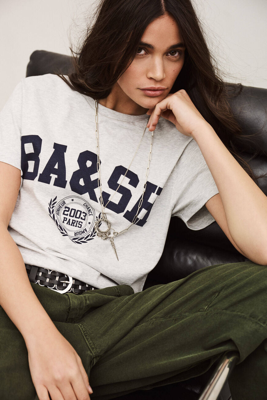 ba&sh Ioni T-shirt i økologisk bomuld med croppet pasform og sporty logo-print i college-stil. 