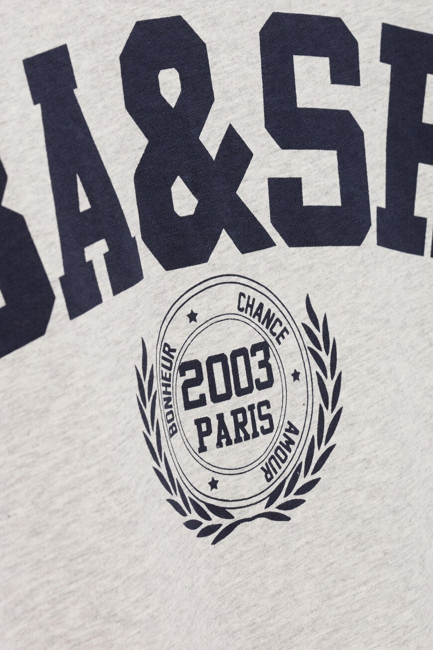 ba&sh Ioni T-shirt i økologisk bomuld med croppet pasform og sporty logo-print i college-stil. 