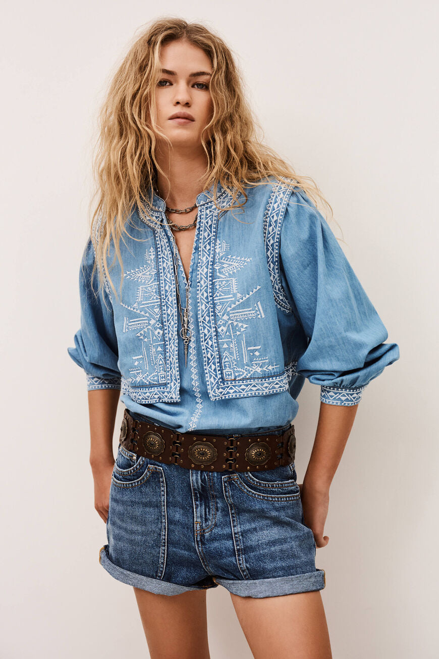 ba&sh Laura Bluse i denim blue – chambray bluse med denim-look, two-in-one design, puffede ærmer og lige pasform.