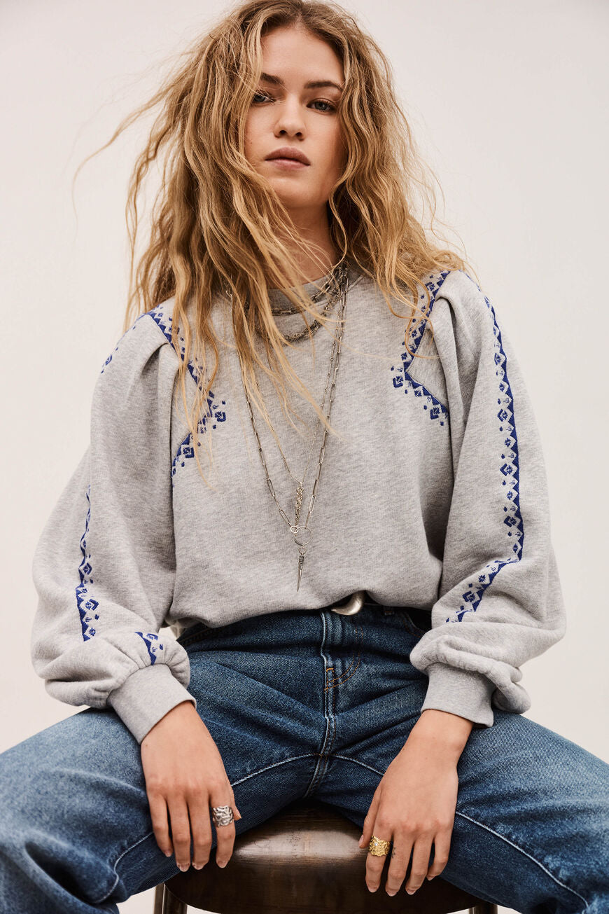 ba&sh Mesta sweatshirt i grå med loose fit, puffede ærmer og broderede folk-inspirerede detaljer.
