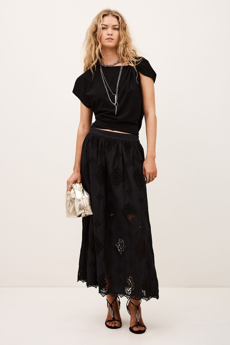 ba&sh Mona maxi nederdel i sort med broderie anglaise, flared silhuet og elastisk talje.