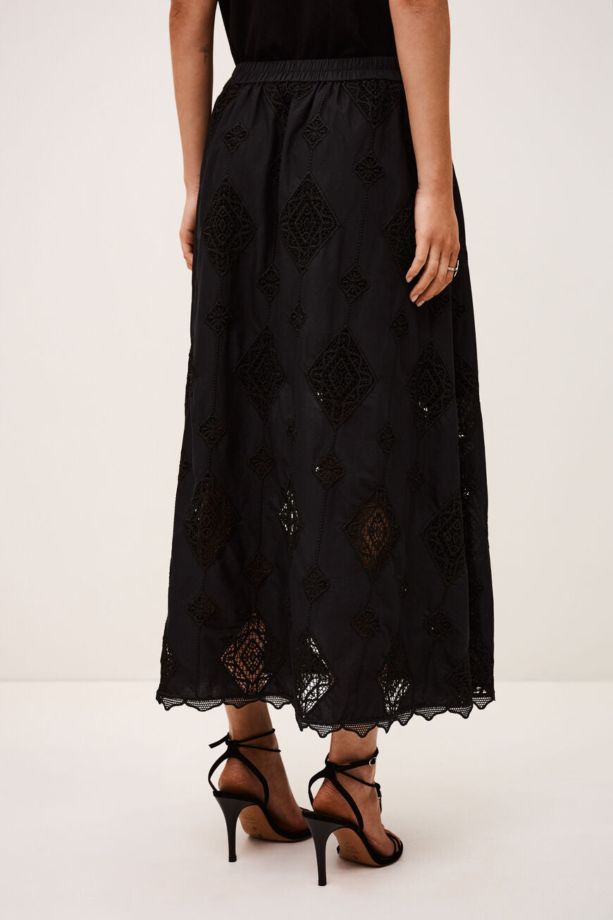 ba&sh Mona maxi nederdel i sort med broderie anglaise, flared silhuet og elastisk talje.