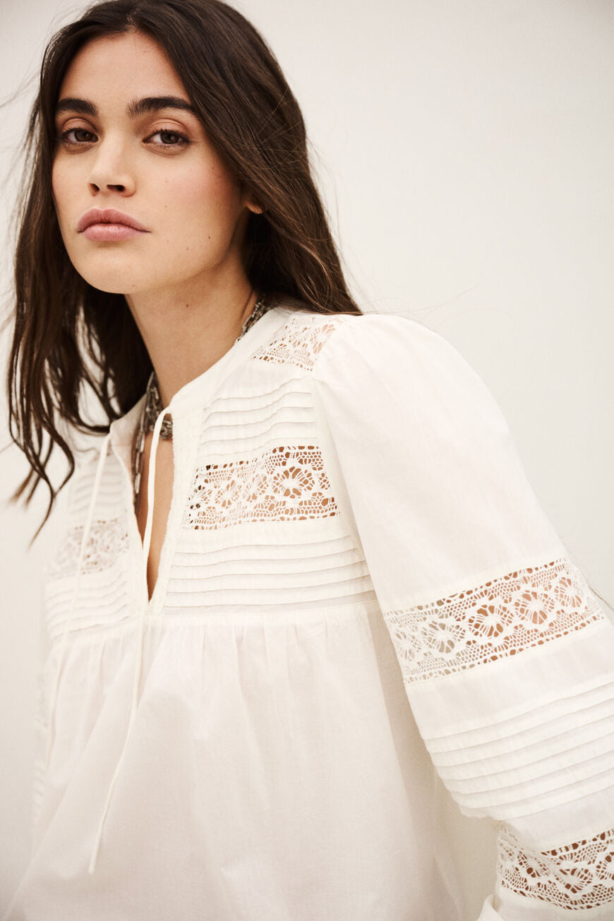 ba&sh Nami Blouse – Ecru. Bluse i 100% økologisk bomuld med løs pasform og klassisk design.
