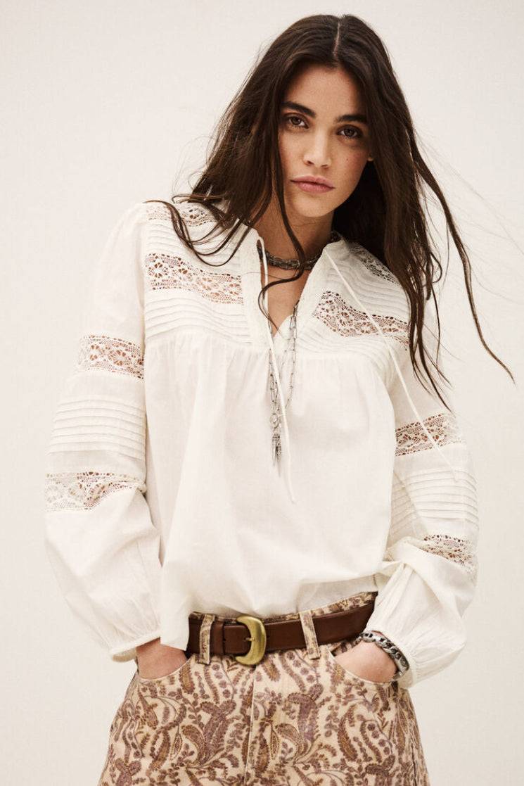 ba&sh Nami Blouse – Ecru. Bluse i 100% økologisk bomuld med løs pasform og klassisk design.
