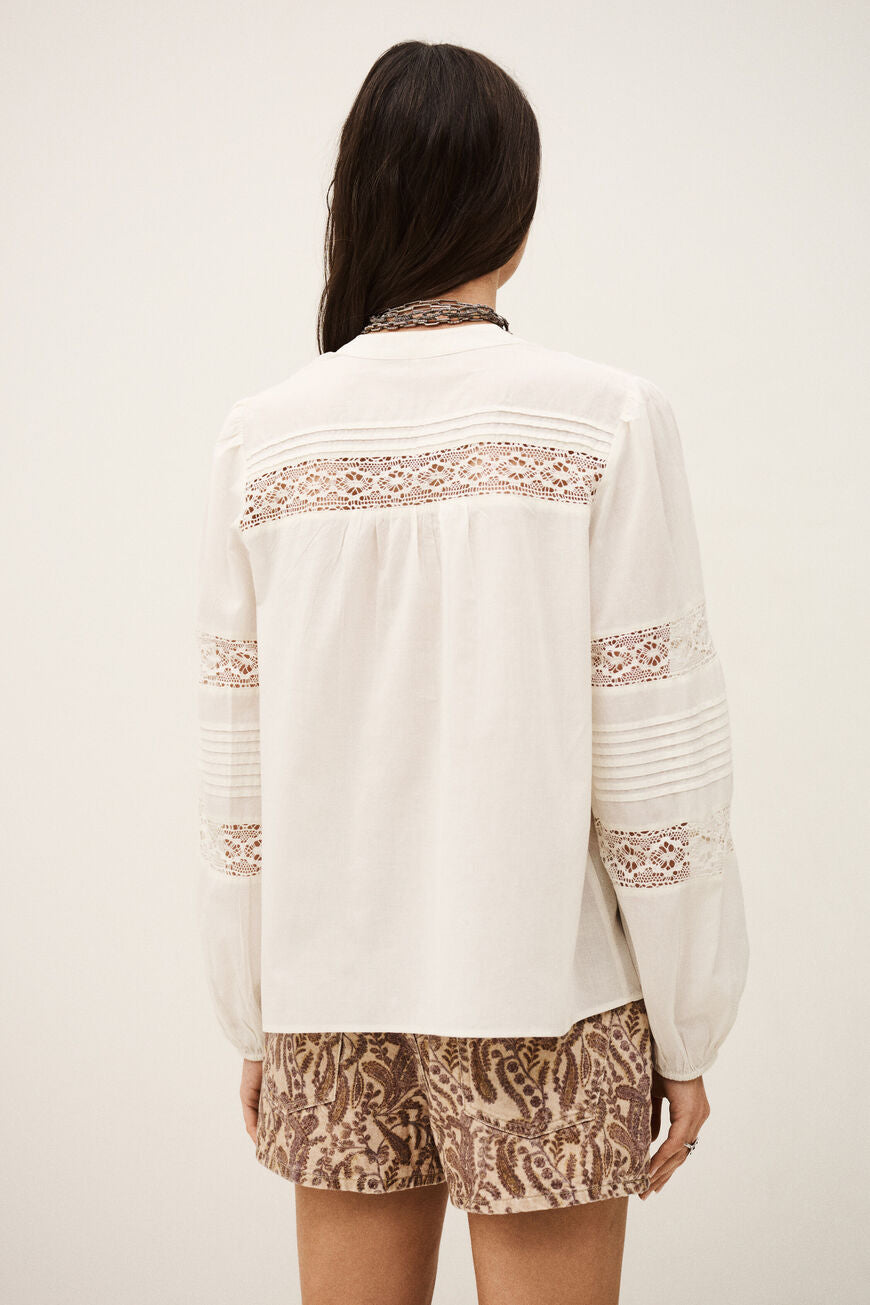 ba&sh Nami Blouse – Ecru. Bluse i 100% økologisk bomuld med løs pasform og klassisk design.
