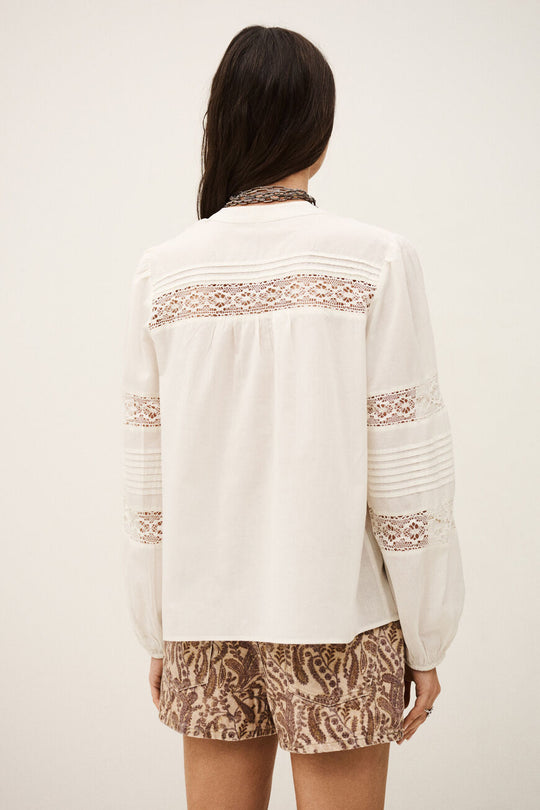 ba&sh Nami Blouse – Ecru. Bluse i 100% økologisk bomuld med løs pasform og klassisk design.
