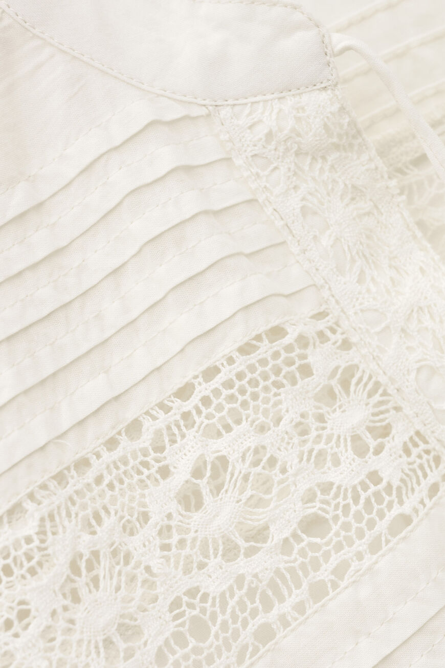 ba&sh Nami Blouse – Ecru. Bluse i 100% økologisk bomuld med løs pasform og klassisk design.
