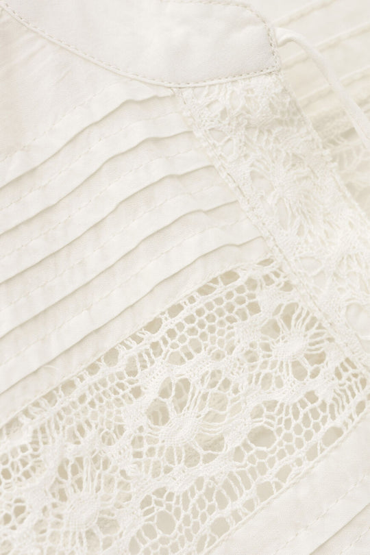 ba&sh Nami Blouse – Ecru. Bluse i 100% økologisk bomuld med løs pasform og klassisk design.
