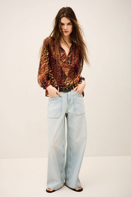 ba&sh Odetta Blouse – Rouge. Bluse med detaljeret print, åben V-hals med bindedetalje, puffede skuldersømme og voluminøse 3/4-ærmer i 100% viscose.
