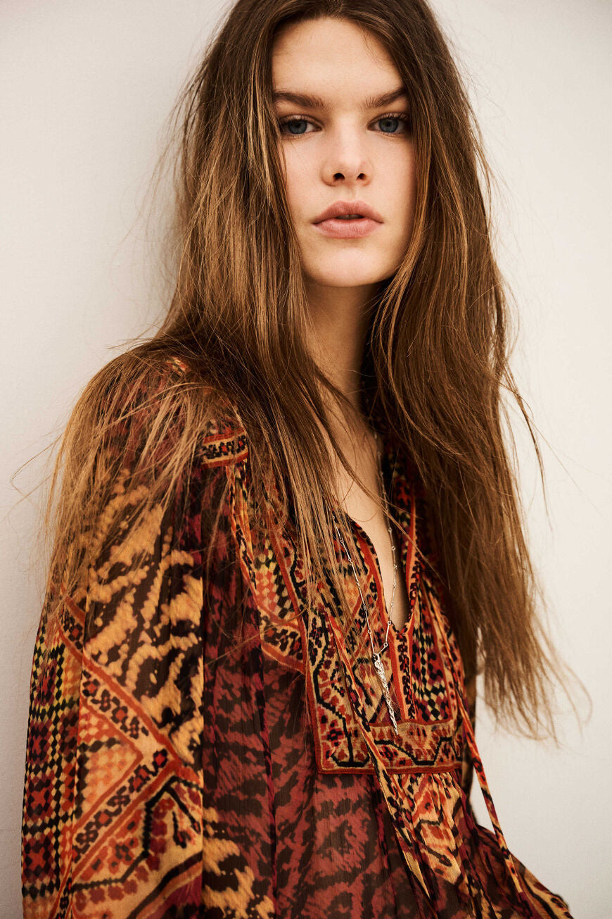 ba&sh Odetta Blouse – Rouge. Bluse med detaljeret print, åben V-hals med bindedetalje, puffede skuldersømme og voluminøse 3/4-ærmer i 100% viscose.
