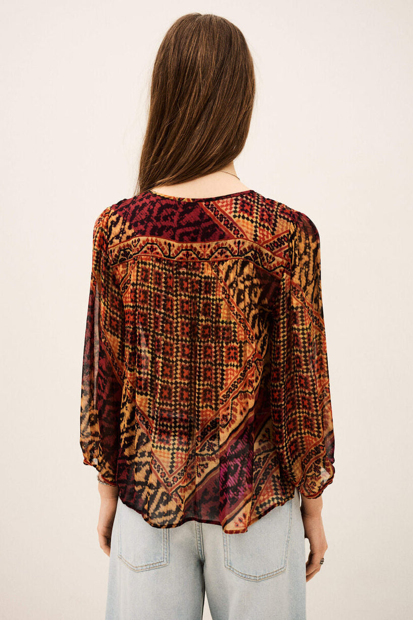 ba&sh Odetta Blouse – Rouge. Bluse med detaljeret print, åben V-hals med bindedetalje, puffede skuldersømme og voluminøse 3/4-ærmer i 100% viscose.
