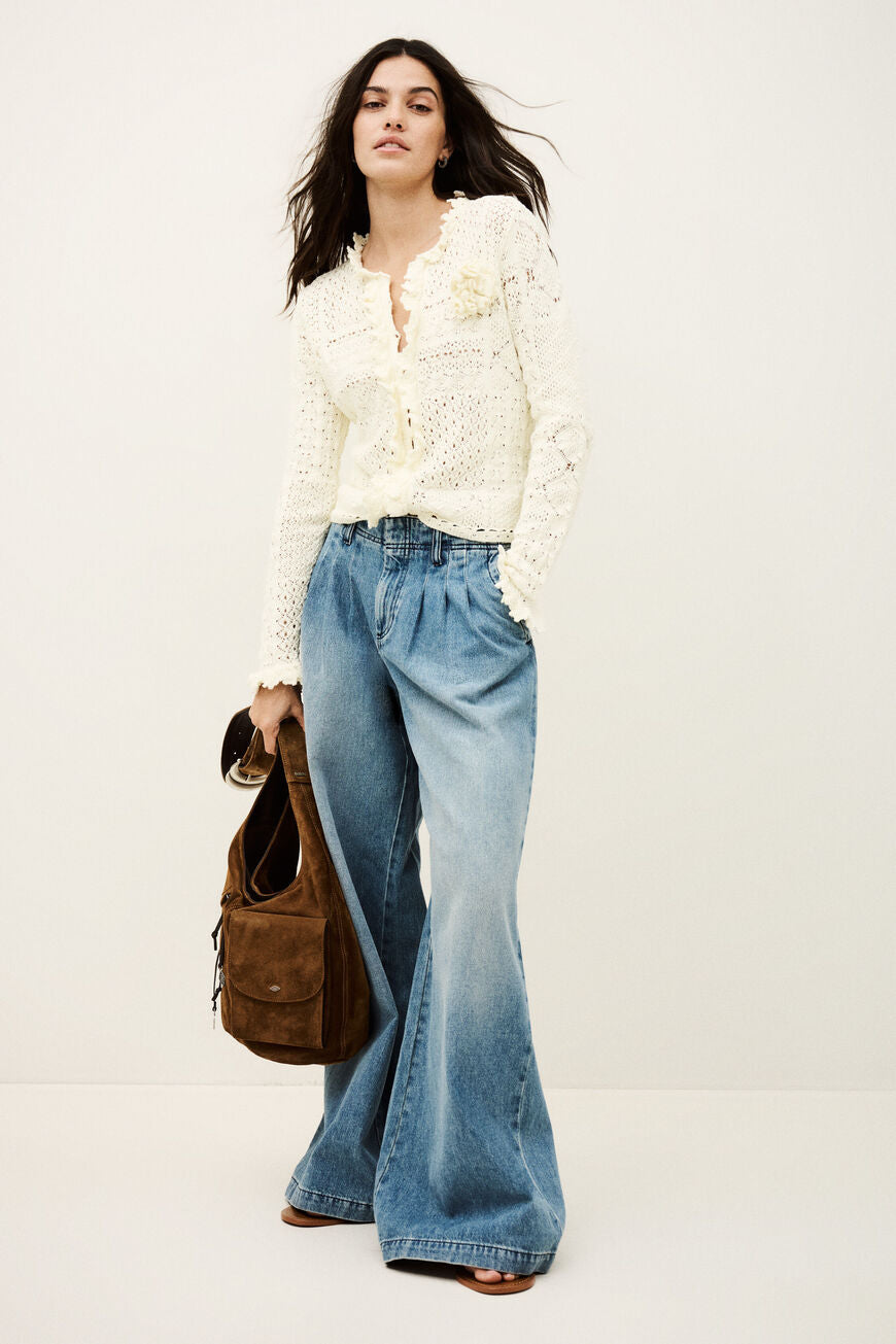 ba&sh Soria cardigan i ecru med pointelle strik, flæsedetaljer og aftagelig hæklet broche.