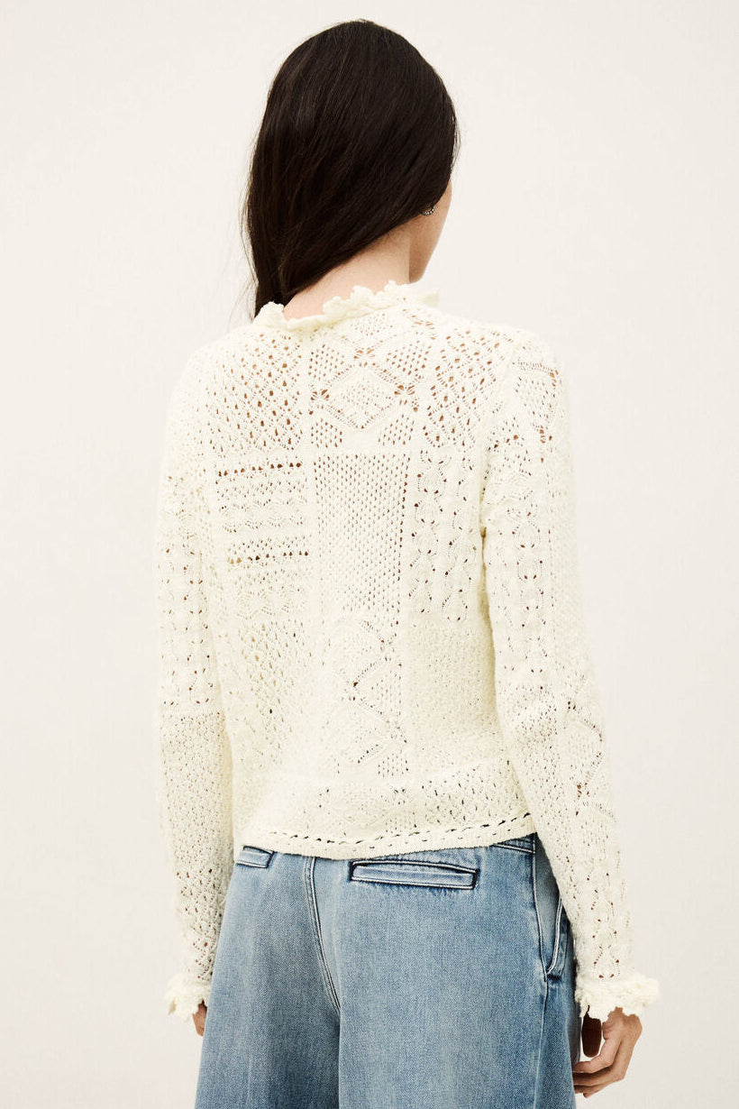 ba&sh Soria cardigan i ecru med pointelle strik, flæsedetaljer og aftagelig hæklet broche.
