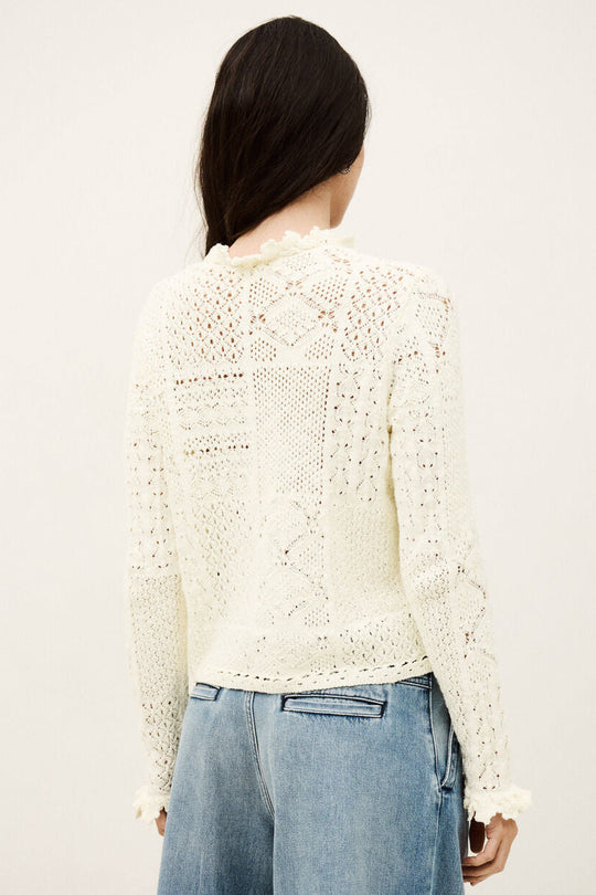 ba&sh Soria cardigan i ecru med pointelle strik, flæsedetaljer og aftagelig hæklet broche.