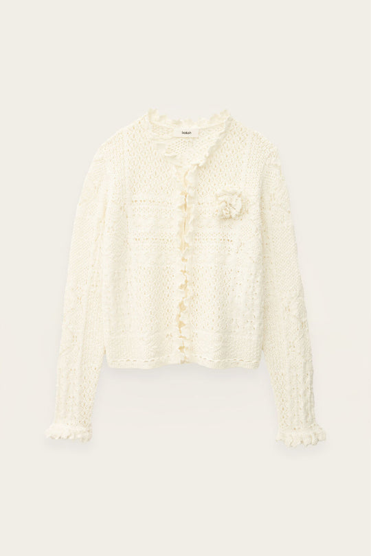 ba&sh Soria cardigan i ecru med pointelle strik, flæsedetaljer og aftagelig hæklet broche.