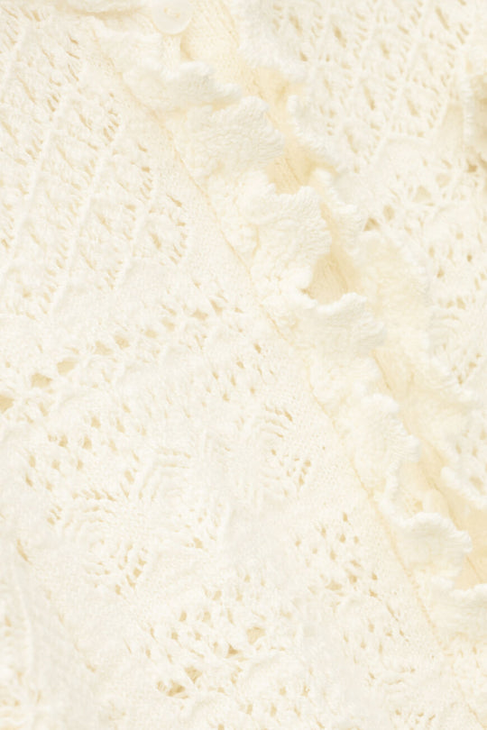 ba&sh Soria cardigan i ecru med pointelle strik, flæsedetaljer og aftagelig hæklet broche.