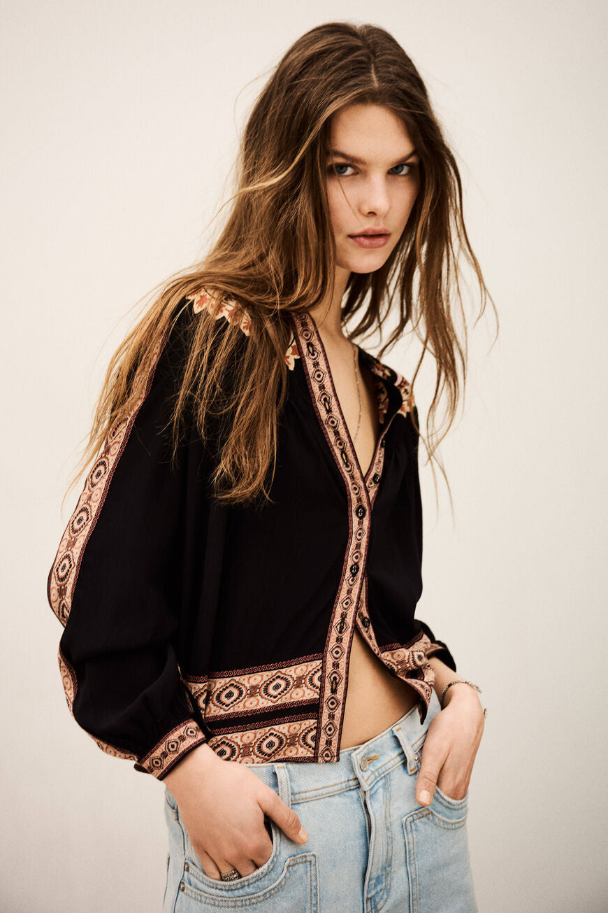 ba&sh Valda Shirt i carbone – løstsiddende mønstret skjorte med roset-applikationer, klassisk krave og let puffede lange ærmer.
