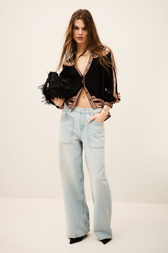 ba&sh Valda Shirt i carbone – løstsiddende mønstret skjorte med roset-applikationer, klassisk krave og let puffede lange ærmer.
