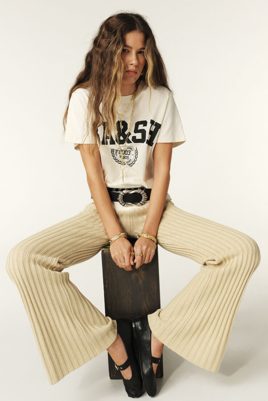 ba&sh Ioni T-shirt i økologisk bomuld med croppet pasform og sporty logo-print i college-stil. 