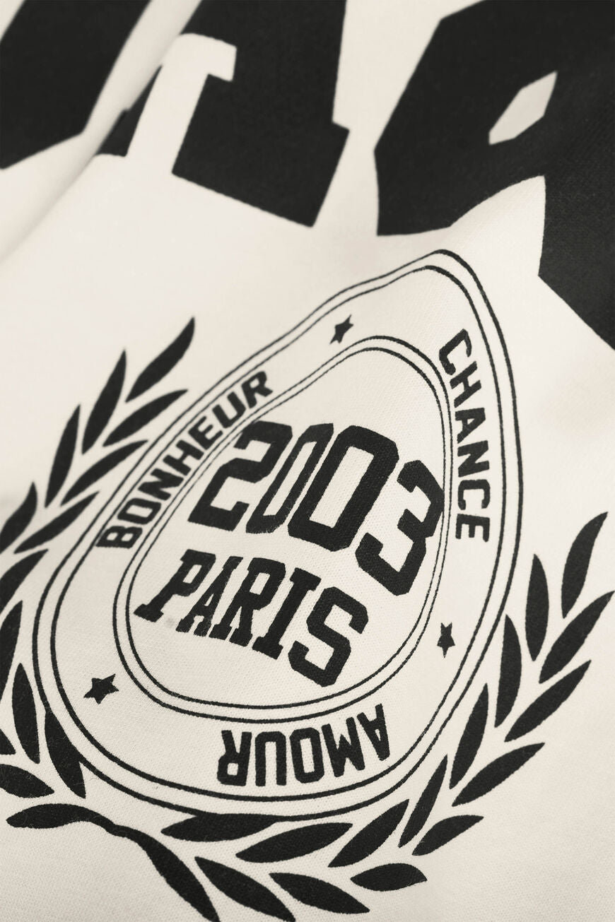 ba&sh Ioni T-shirt i økologisk bomuld med croppet pasform og sporty logo-print i college-stil. 