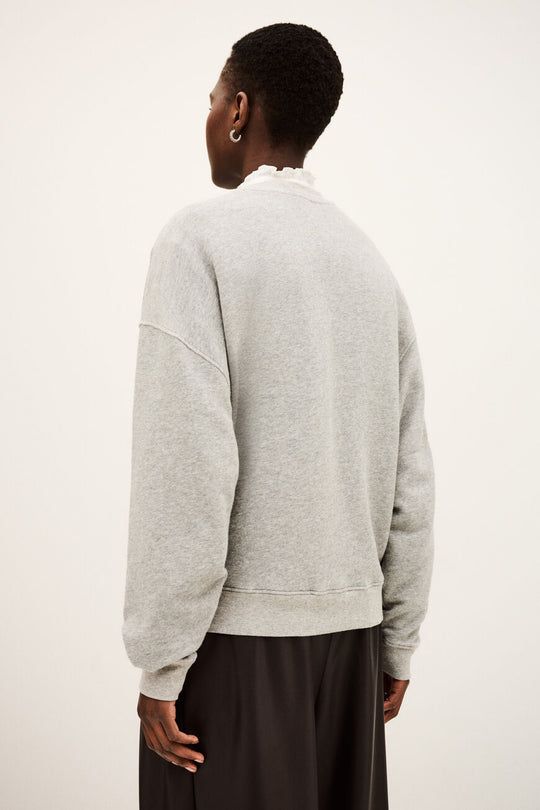 Benjamin sweatshirt i GRISCHINE med løs pasform, kort længde og college-inspireret logo. Lavet i økologisk bomuld med stræk. 