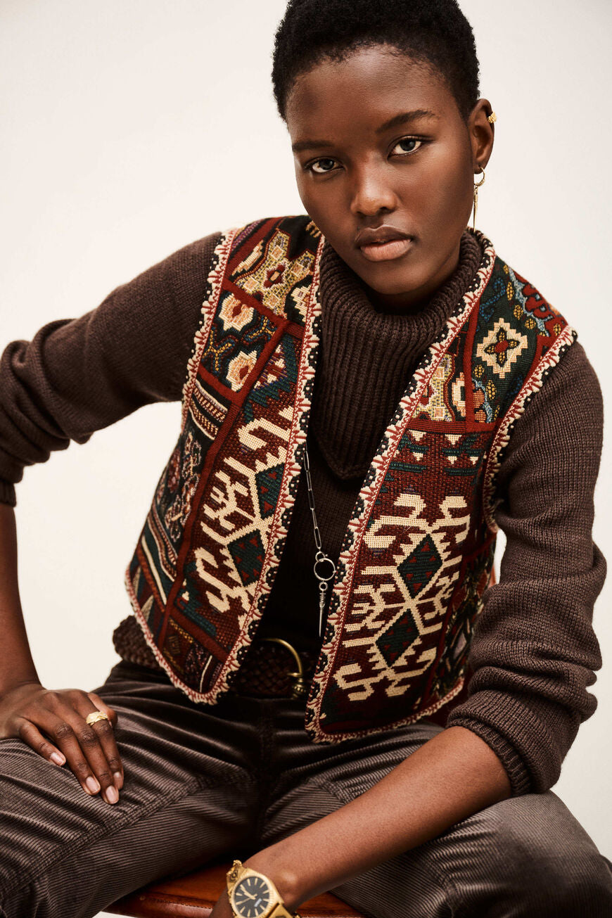 ba&sh Elton Vest i rouge – cropped jacquardstrikket vest med broderede detaljer og åben front, perfekt til lag-på-lag.
