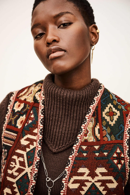 ba&sh Elton Vest i rouge – cropped jacquardstrikket vest med broderede detaljer og åben front, perfekt til lag-på-lag.
