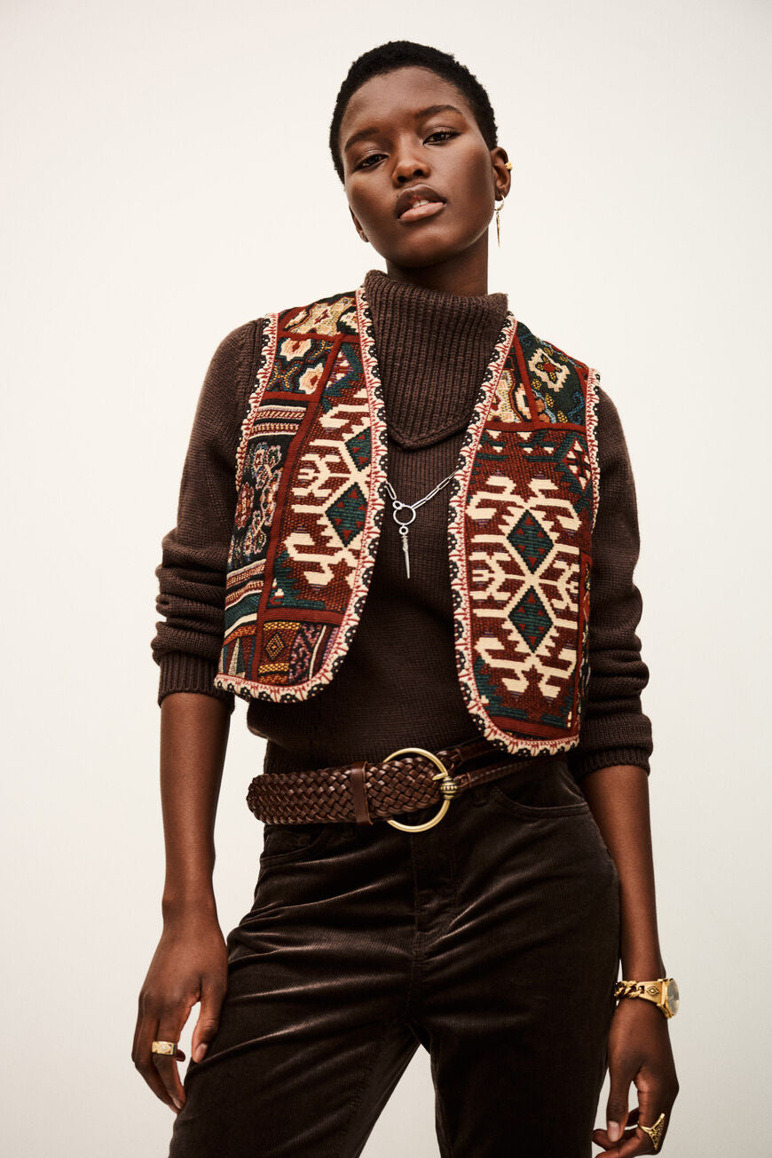 ba&sh Elton Vest i rouge – cropped jacquardstrikket vest med broderede detaljer og åben front, perfekt til lag-på-lag.
