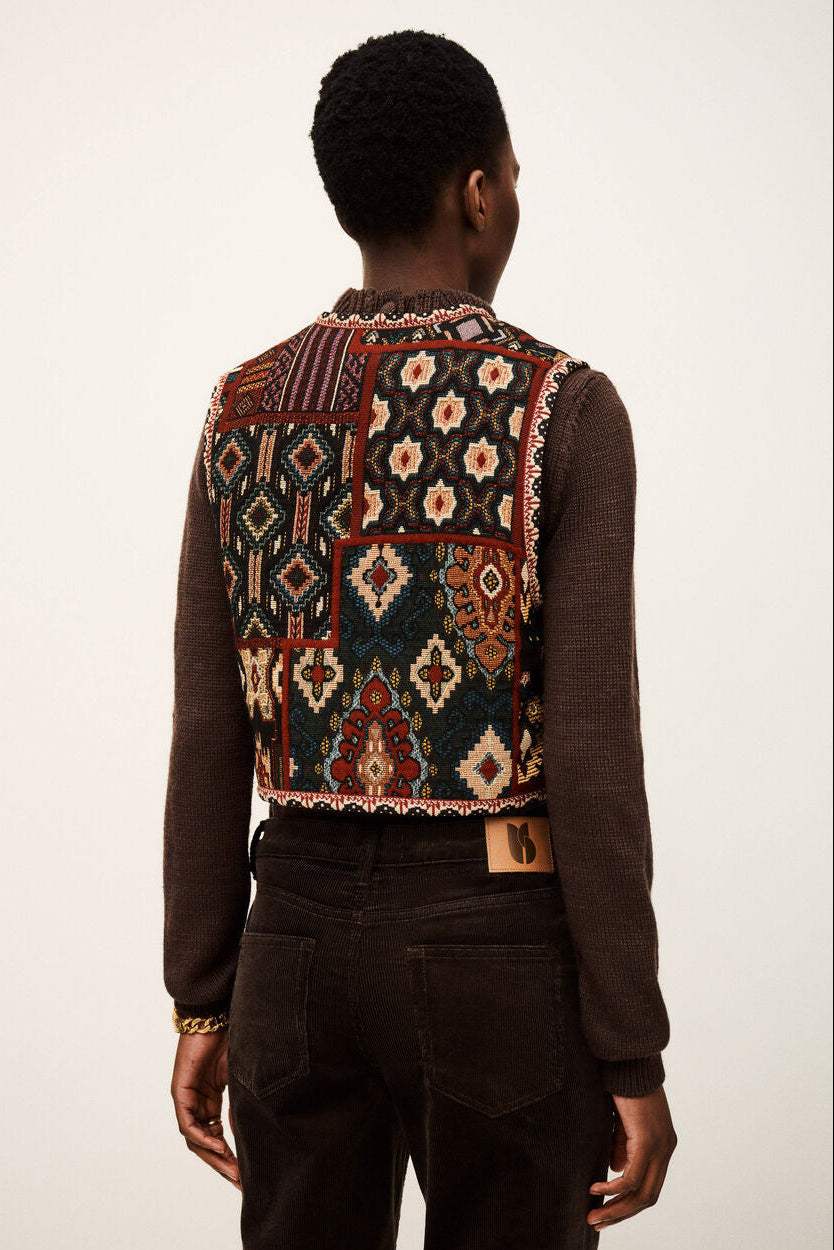 ba&sh Elton Vest i rouge – cropped jacquardstrikket vest med broderede detaljer og åben front, perfekt til lag-på-lag.
