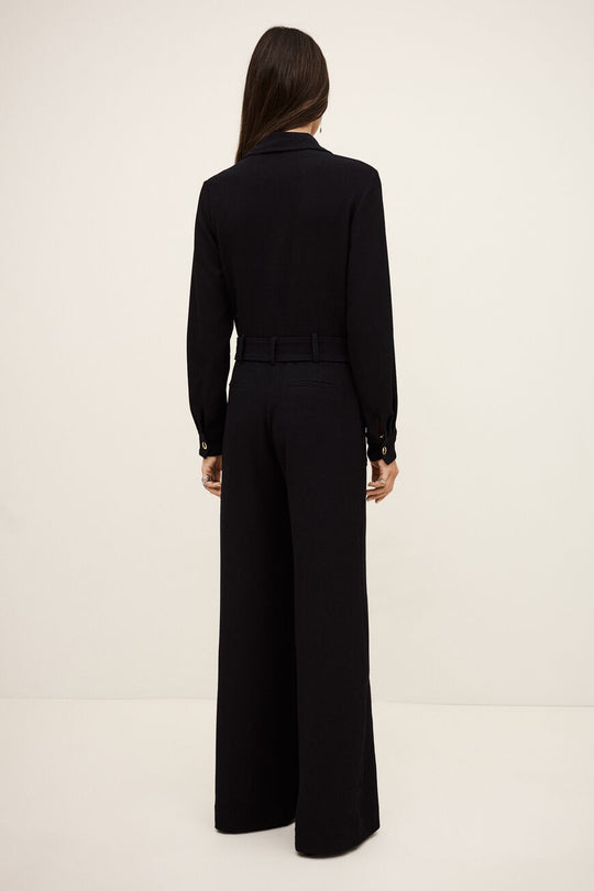 ba&sh Combinaison Fleur Jumpsuit i marine – buksedragt med lige pasform, bælte i taljen, lange ærmer, brystlommer og lynlåslukning foran.
