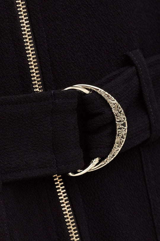 ba&sh Combinaison Fleur Jumpsuit i marine – buksedragt med lige pasform, bælte i taljen, lange ærmer, brystlommer og lynlåslukning foran.
