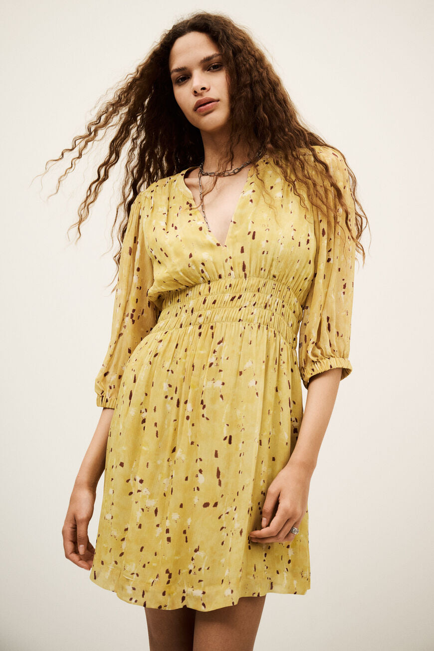 ba&sh Kanissa Mini Dress i gul viskose med V-hals, 3/4-ærmer og elastisk talje. Lårkort og let – perfekt til sommeren.