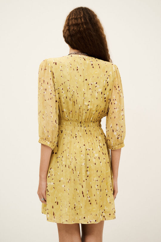 ba&sh Kanissa Mini Dress i gul viskose med V-hals, 3/4-ærmer og elastisk talje. Lårkort og let – perfekt til sommeren.