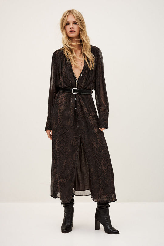 Dress Sahara i marron farve, midi-længde, lavet af 100% viscose – let og flydende pasform, elegant og alsidig.
