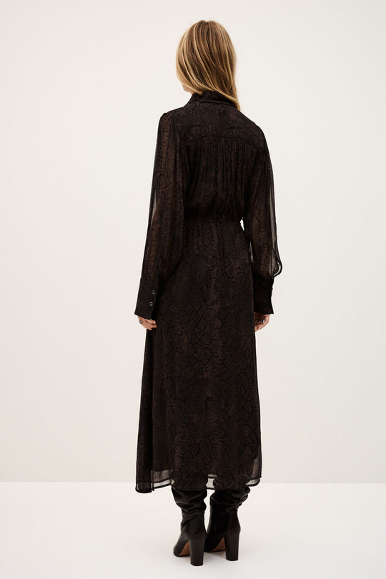 Dress Sahara i marron farve, midi-længde, lavet af 100% viscose – let og flydende pasform, elegant og alsidig.
