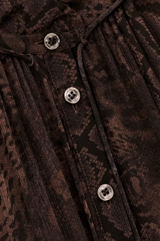 Dress Sahara i marron farve, midi-længde, lavet af 100% viscose – let og flydende pasform, elegant og alsidig.

