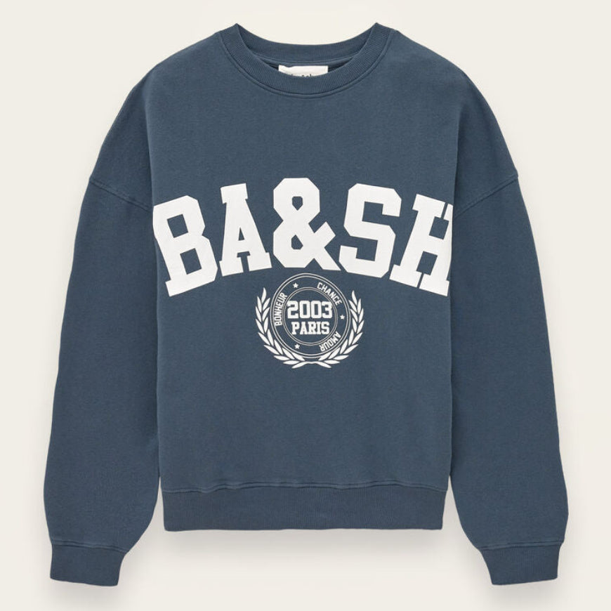 Benjamin sweatshirt i bleu med løs pasform, kort længde og college-inspireret logo. Lavet i økologisk bomuld med stræk. 