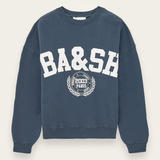 Benjamin sweatshirt i bleu med løs pasform, kort længde og college-inspireret logo. Lavet i økologisk bomuld med stræk. 