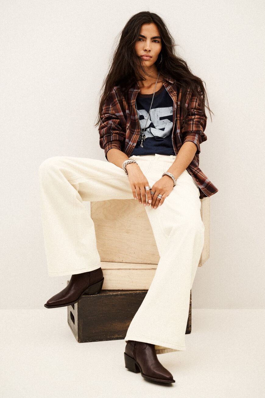 ba&sh Zoel jeans i ecru med cargo-inspirerede lommedetaljer.