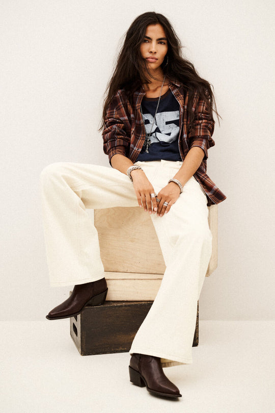 ba&sh Zoel jeans i ecru med cargo-inspirerede lommedetaljer.
