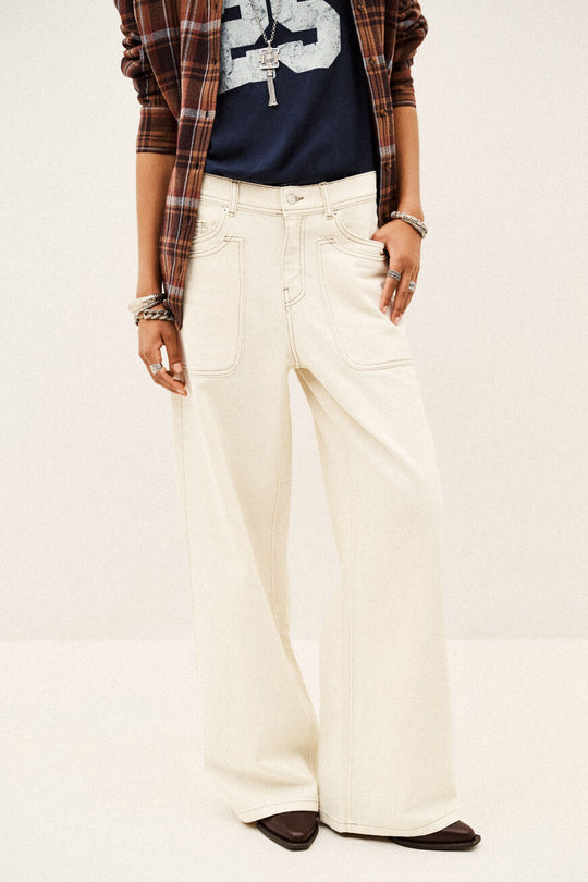 ba&sh Zoel jeans i ecru med cargo-inspirerede lommedetaljer.