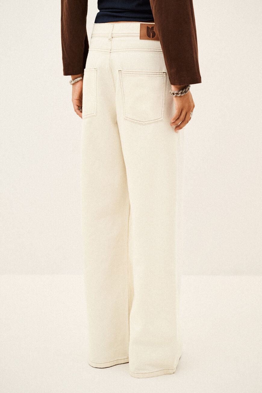 ba&sh Zoel jeans i ecru med cargo-inspirerede lommedetaljer.