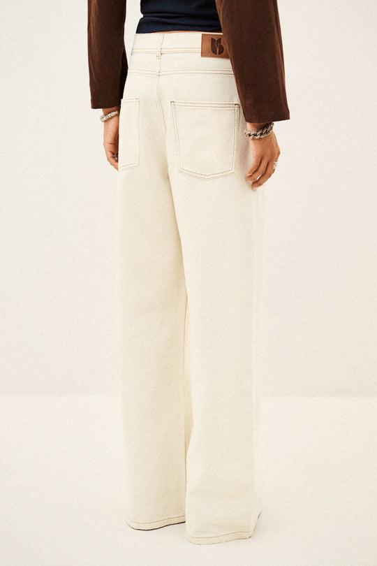 ba&sh Zoel jeans i ecru med cargo-inspirerede lommedetaljer.