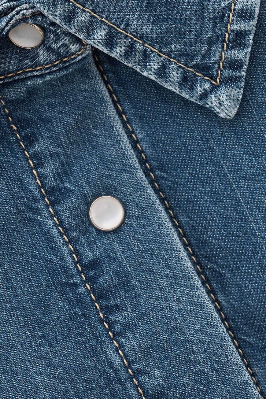 ba&sh Iyoyo Skjorte i blue jeans med flæseærmer og trykknapper.