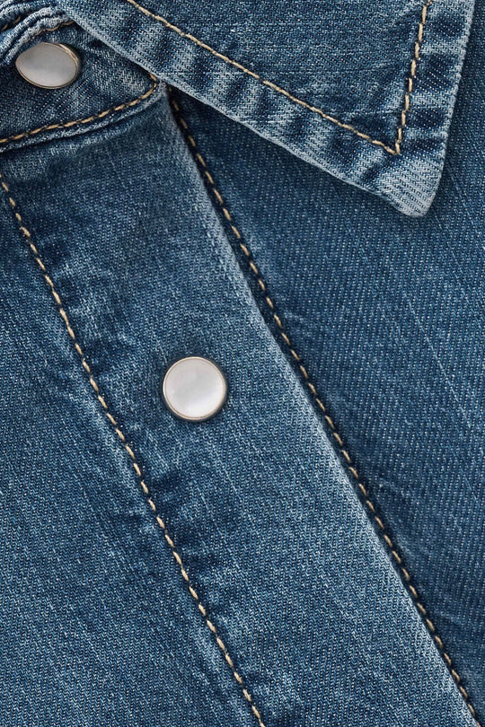 ba&sh Iyoyo Skjorte i blue jeans med flæseærmer og trykknapper.